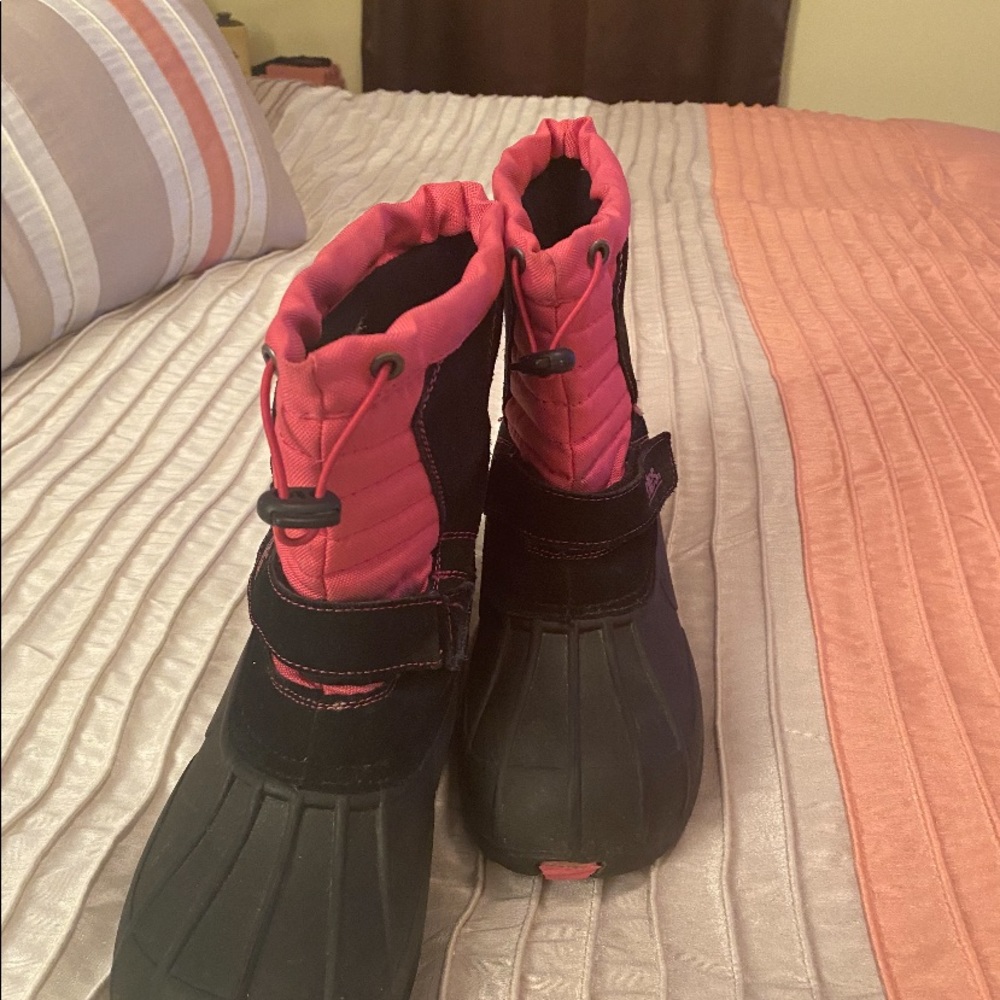 Girls Josie Winter Tote Boots. Black/Pink. Slightly Worn. Size 4.
